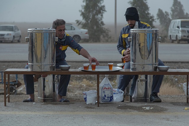 registratieformulier op een laptop met professionele kantooromgeving