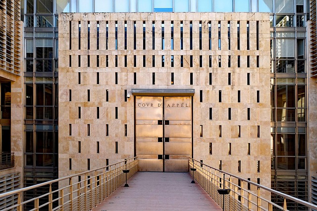 docent in een moderne trainingsruimte met whiteboard en marketingplanning