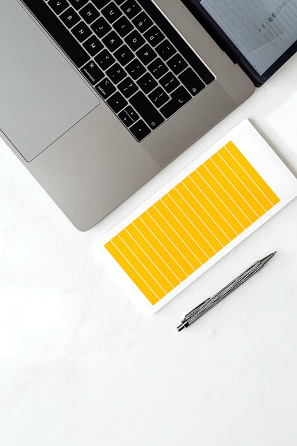 professionele cursusomgeving met notities, laptop en teamoverleg